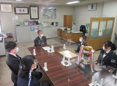 教育長室で懇談 教育長室で懇談